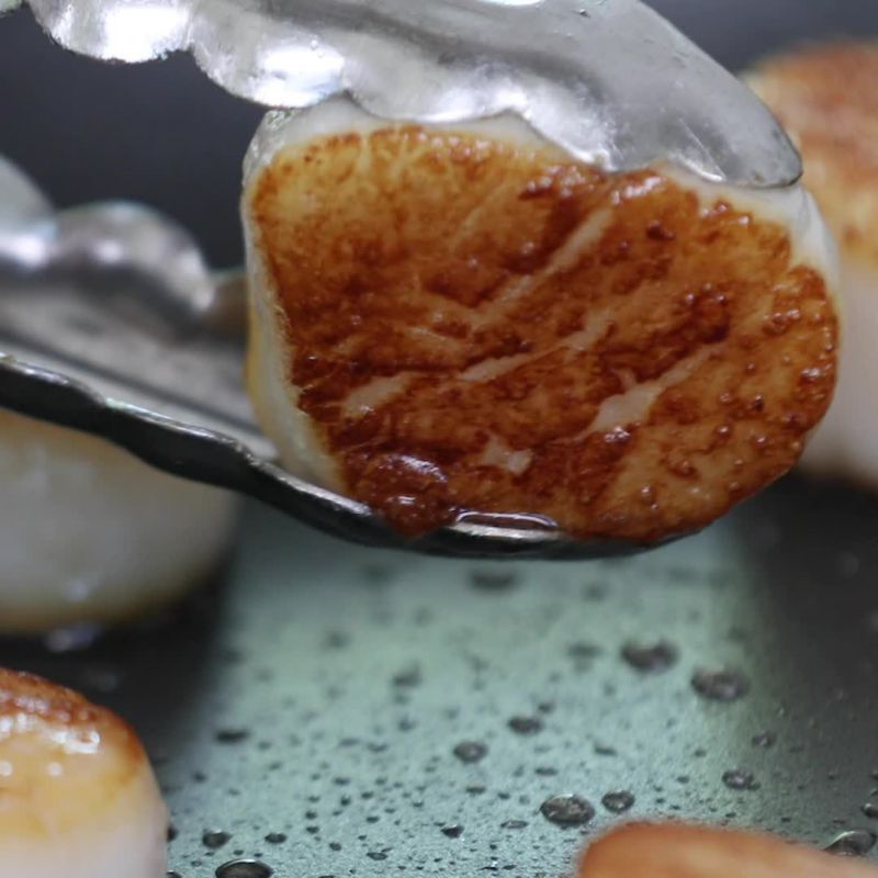 Play Le Creuset ® Toughened Non-Stick PRO 8" Fry Pan - video 2 of 4